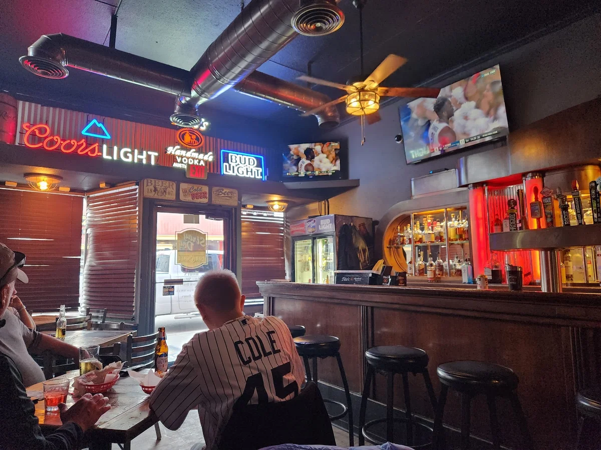 Stray Dog Pub & Cafe